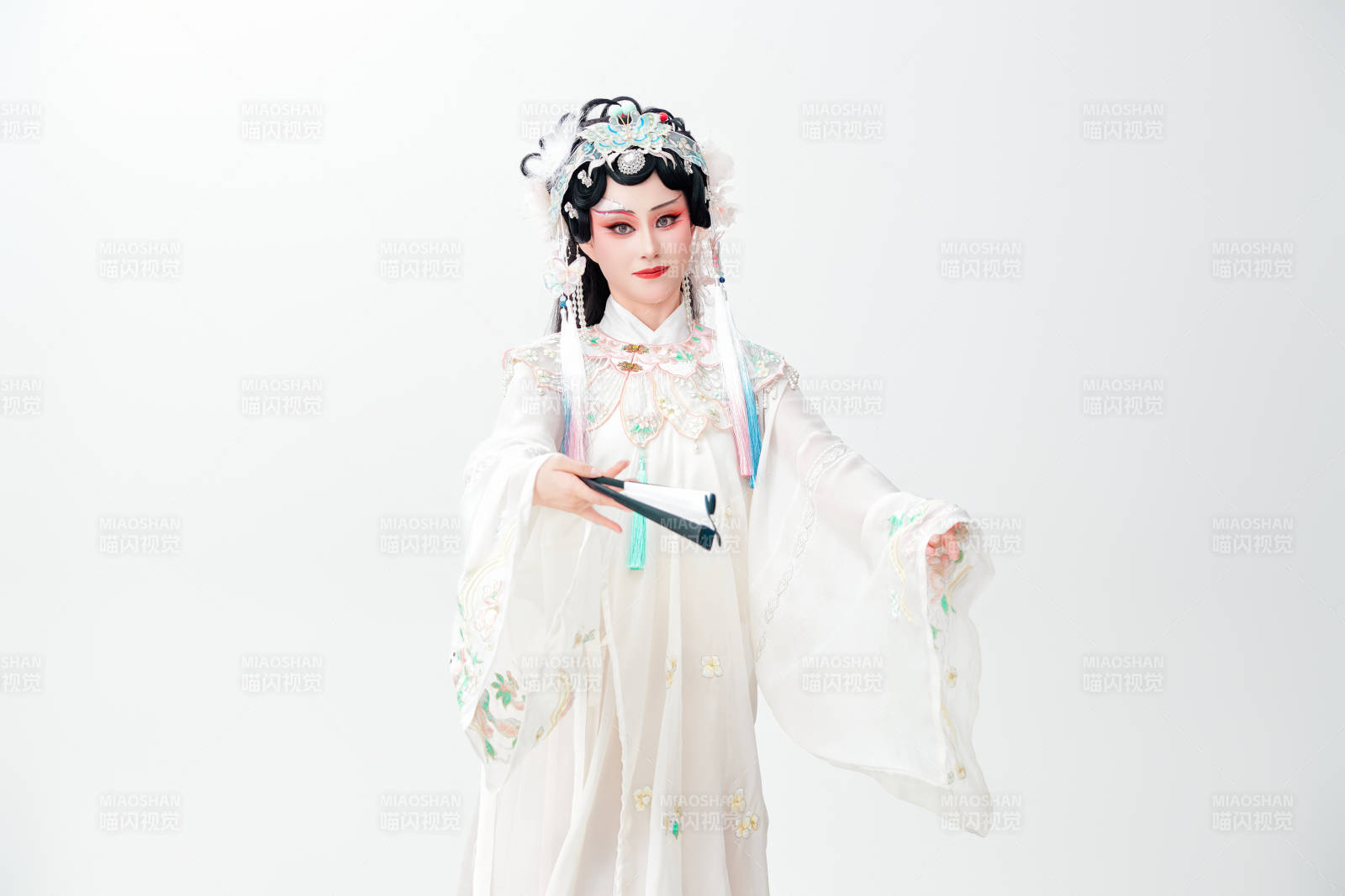 白色背景下國(guó)潮新派戲曲裝扮的亞洲美女