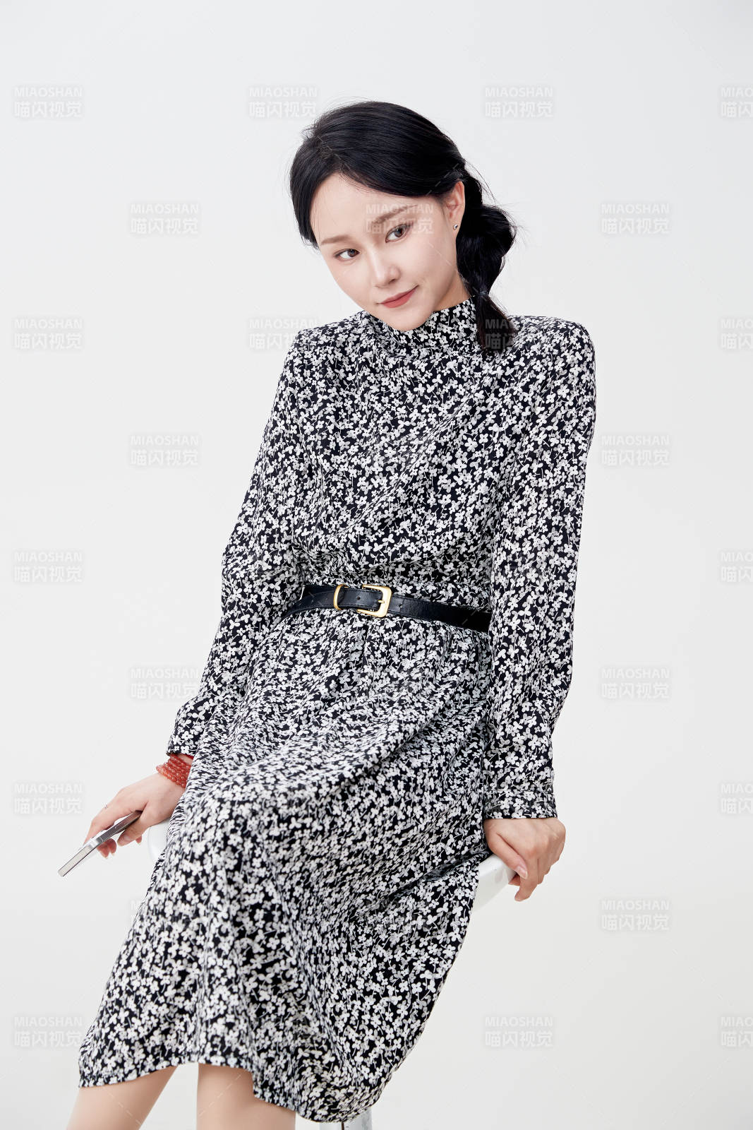 白色背景下使用手机的亚洲女性