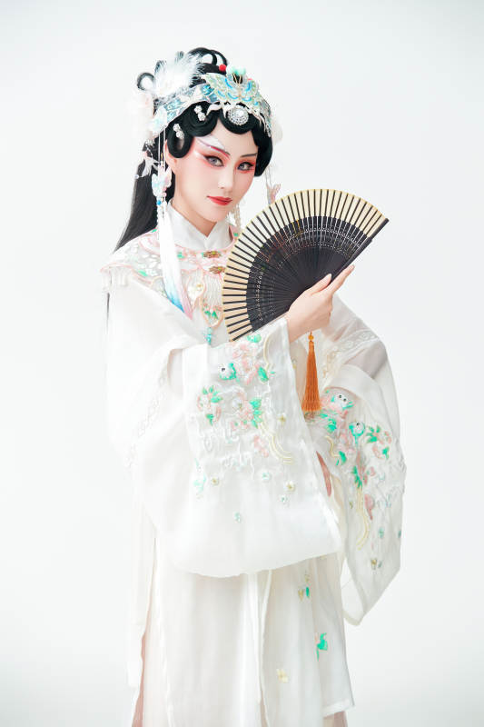 白色背景下国潮新派戏曲装扮的亚洲美女
