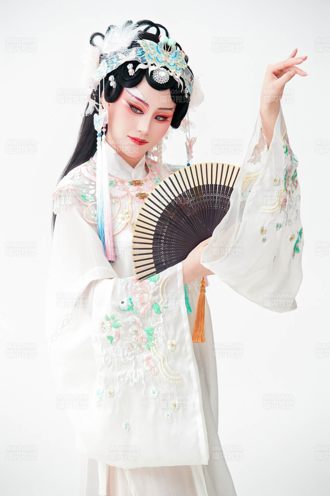 白色背景下國潮新派戲曲裝扮的亞洲美女