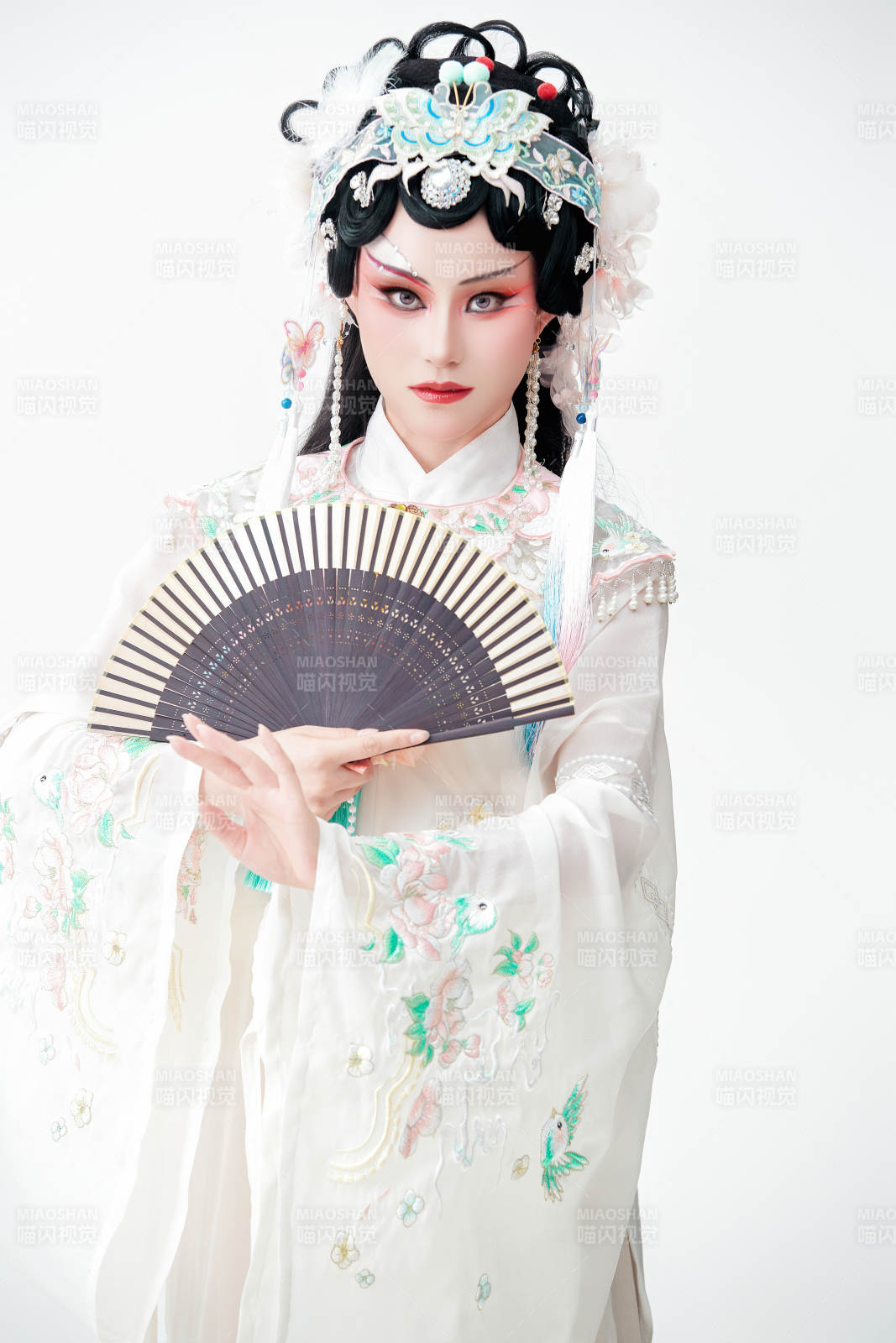 白色背景下国潮新派戏曲装扮的亚洲美女