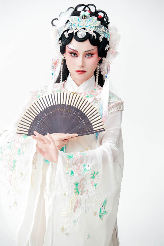 白色背景下国潮新派戏曲装扮的亚洲美女