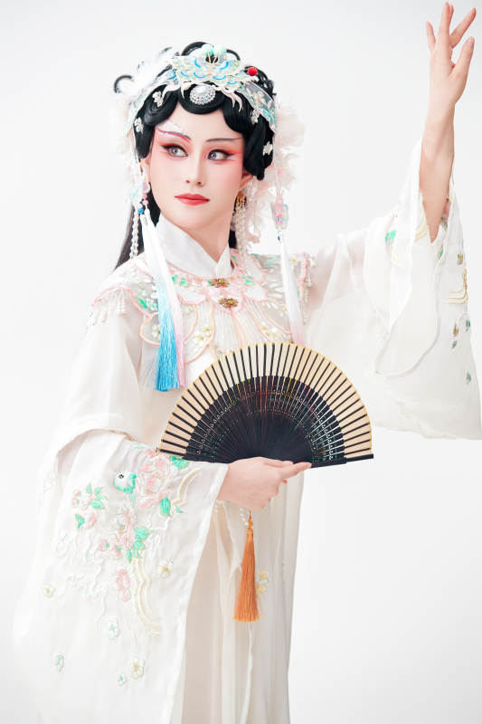 白色背景下国潮新派戏曲装扮的亚洲美女