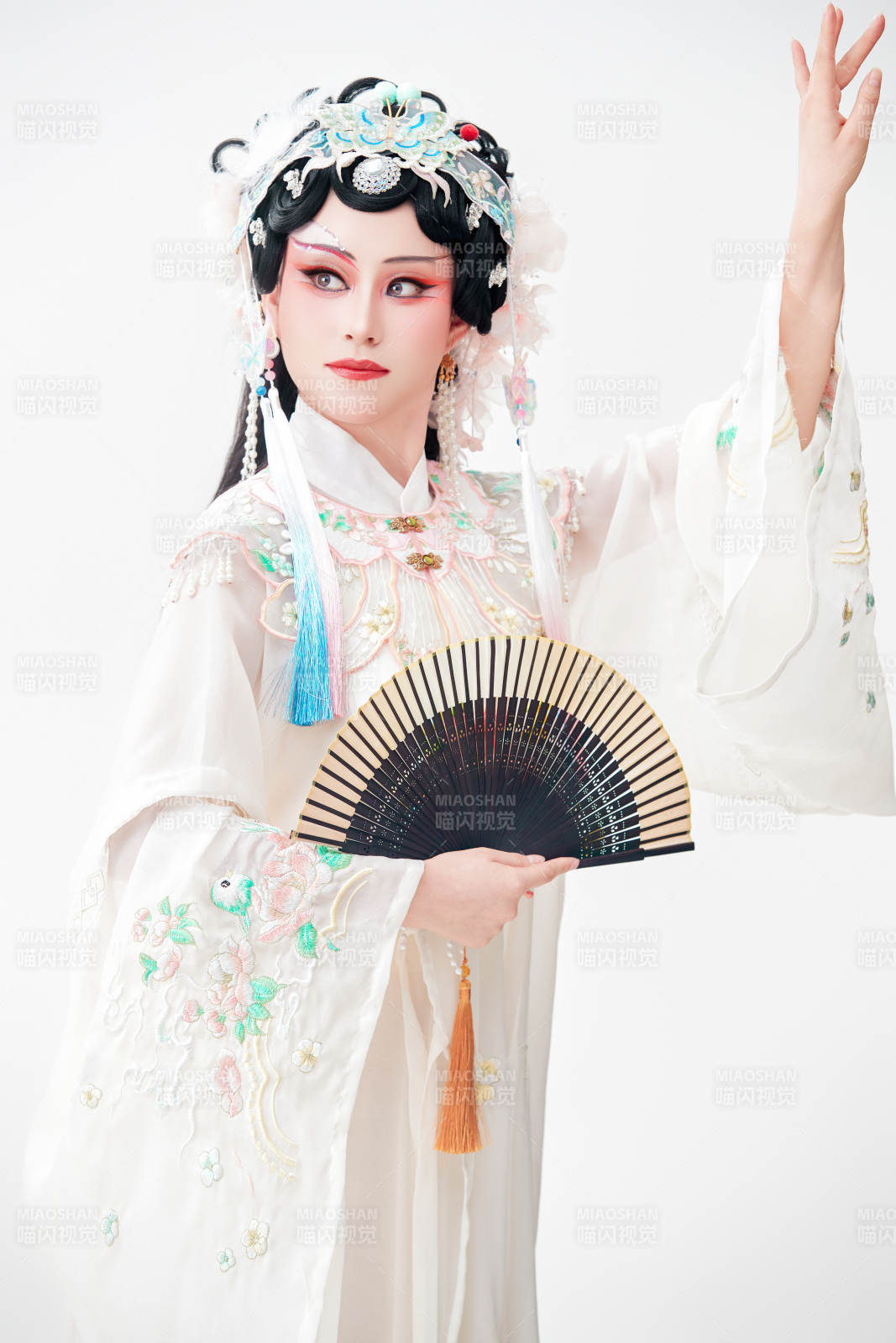 白色背景下国潮新派戏曲装扮的亚洲美女