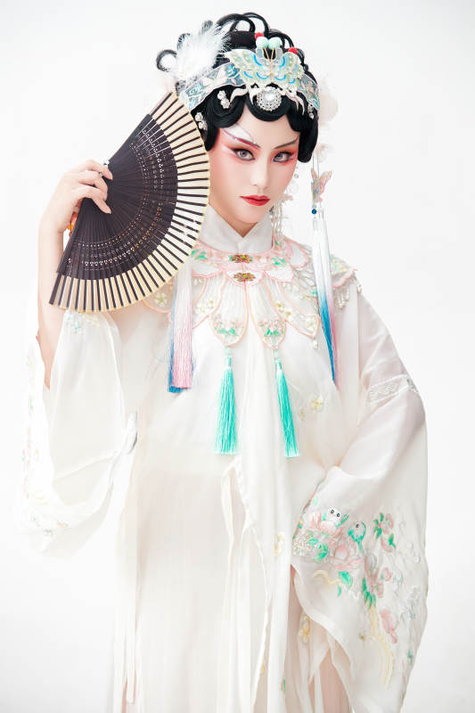 白色背景下国潮新派戏曲装扮的亚洲美女