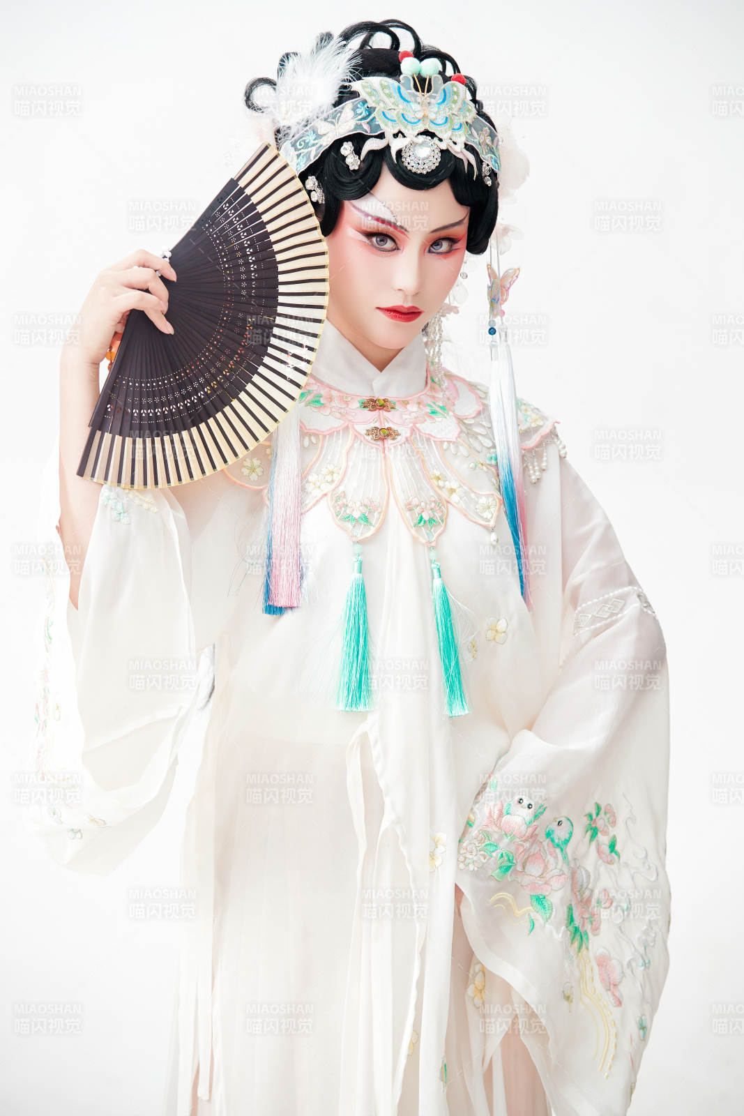 白色背景下国潮新派戏曲装扮的亚洲美女