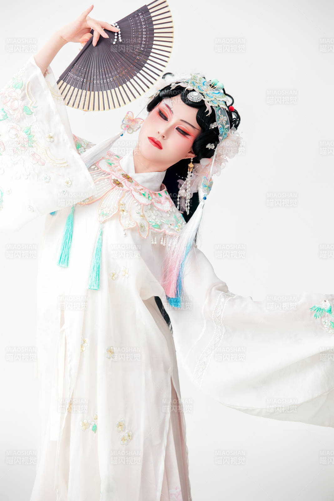 白色背景下国潮新派戏曲装扮的亚洲美女