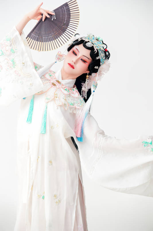 白色背景下国潮新派戏曲装扮的亚洲美女