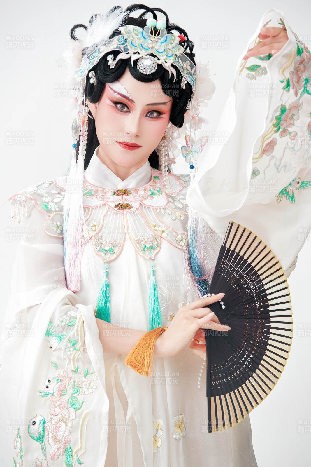 白色背景下國潮新派戲曲裝扮的亞洲美女