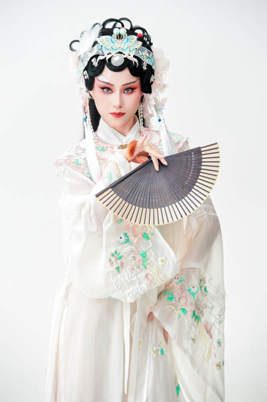 白色背景下国潮新派戏曲装扮的亚洲美女