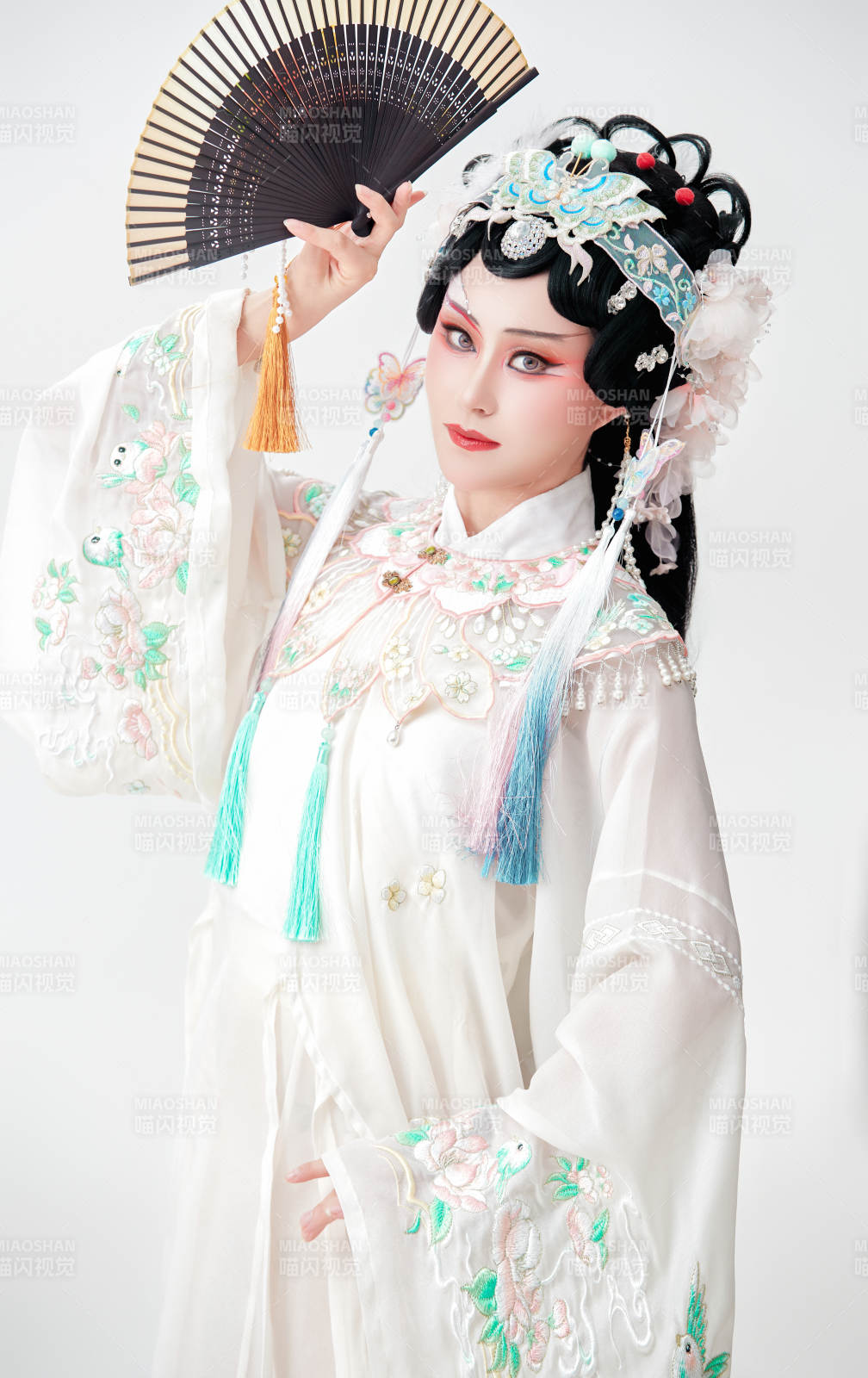 白色背景下国潮新派戏曲装扮的亚洲美女