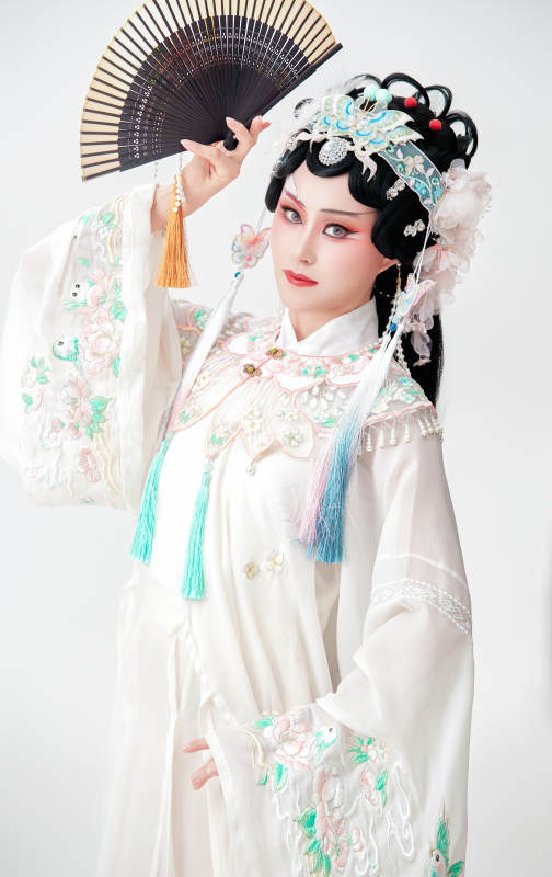 白色背景下国潮新派戏曲装扮的亚洲美女