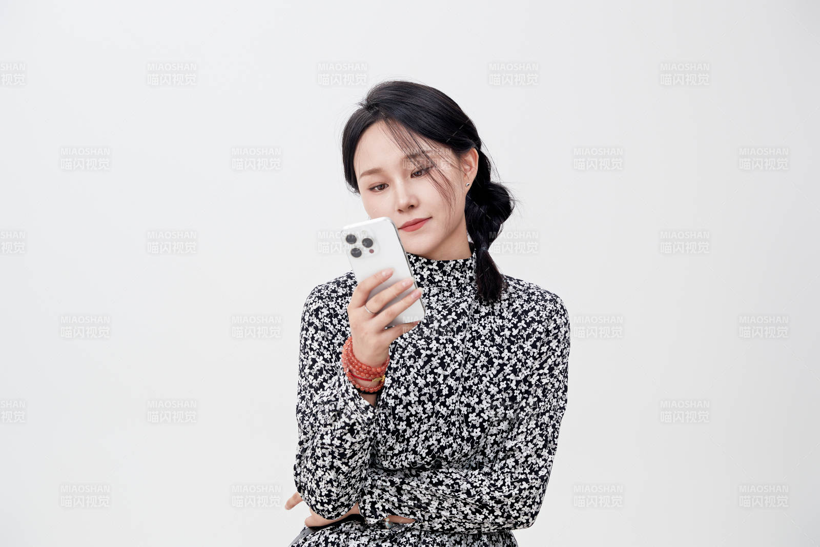 白色背景下使用手機的亞洲女性