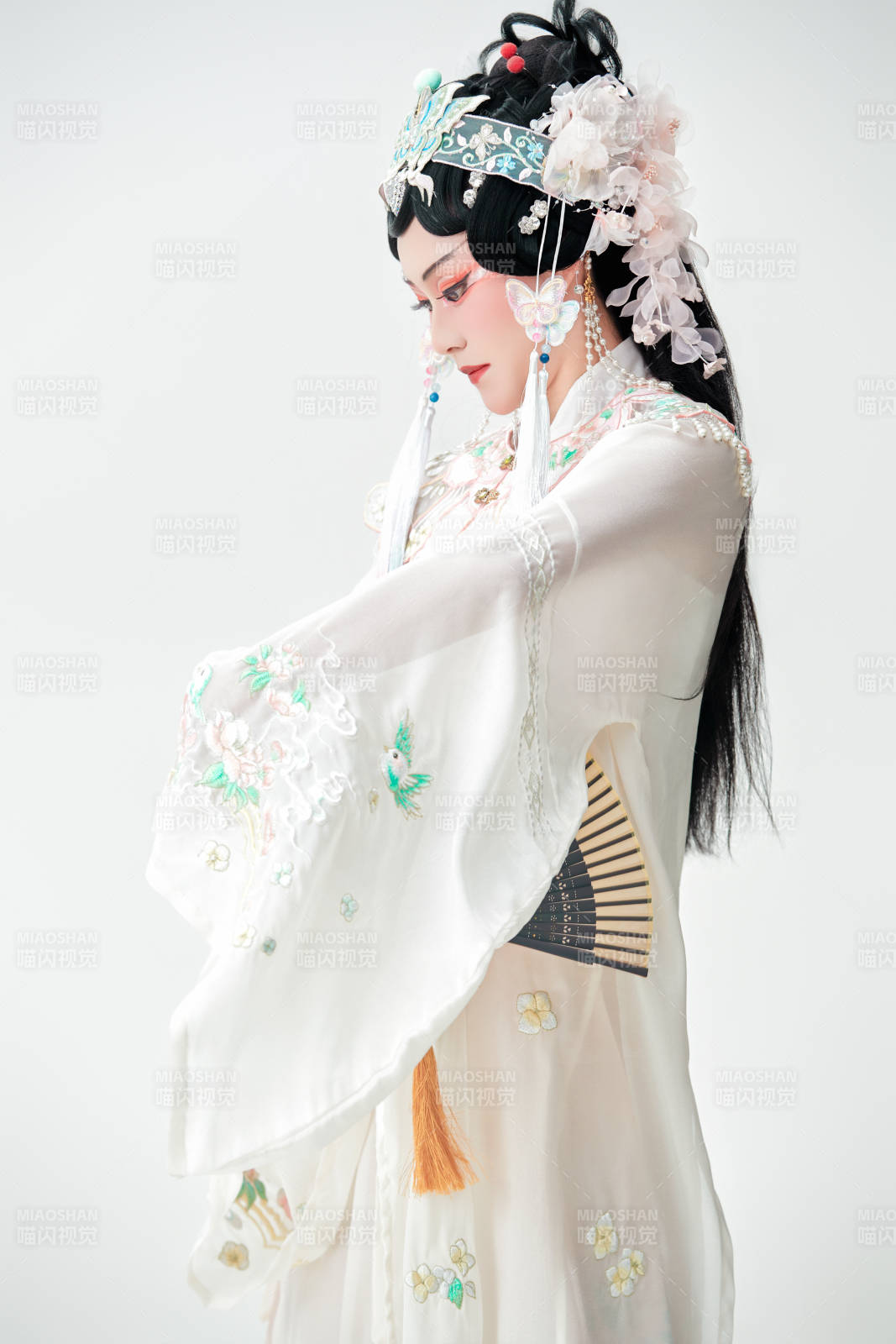 白色背景下國潮新派戲曲裝扮的亞洲美女