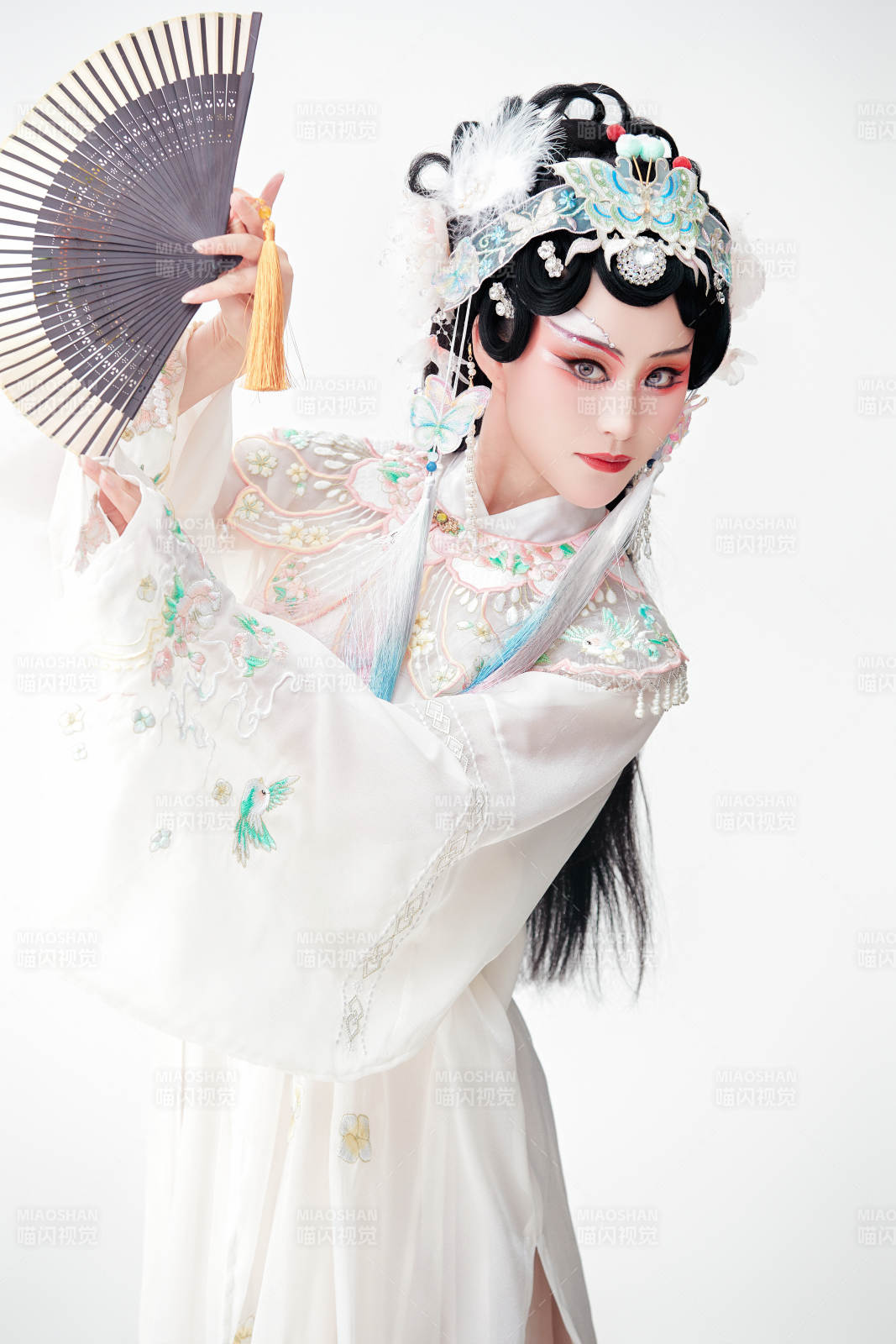 白色背景下国潮新派戏曲装扮的亚洲美女