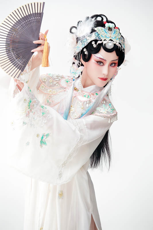 白色背景下国潮新派戏曲装扮的亚洲美女