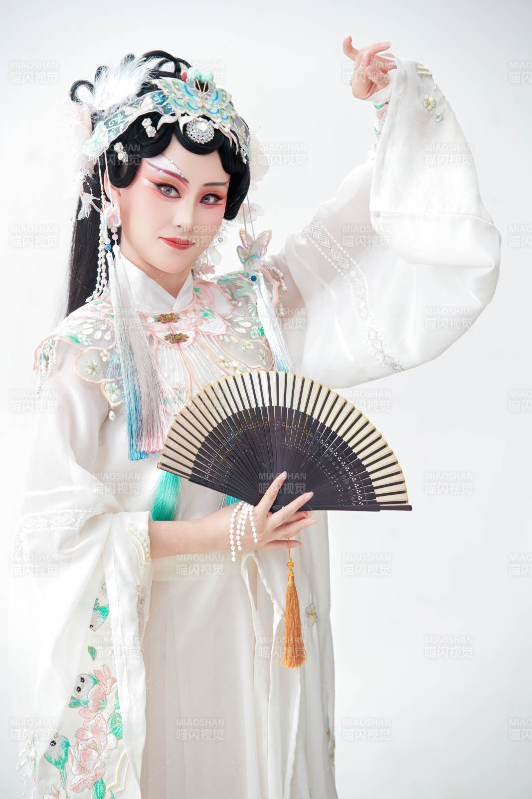 白色背景下国潮新派戏曲装扮的亚洲美女