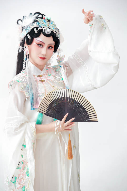 白色背景下国潮新派戏曲装扮的亚洲美女