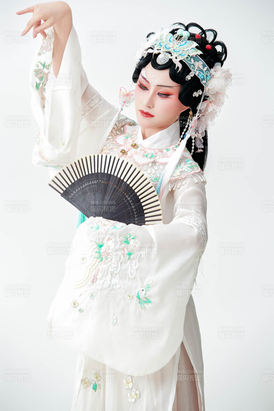 白色背景下國潮新派戲曲裝扮的亞洲美女