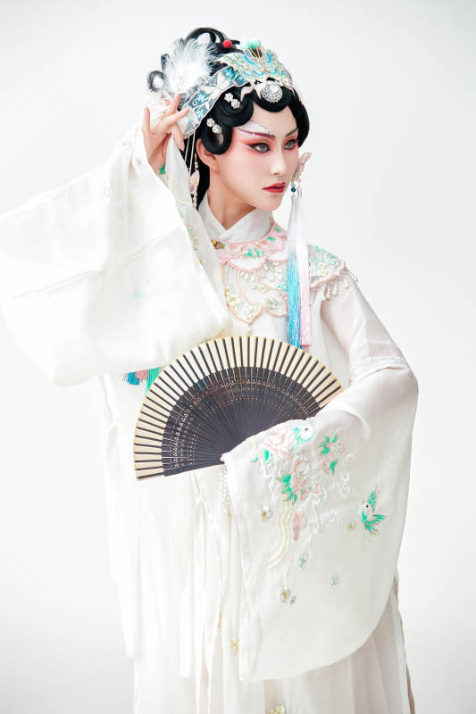 白色背景下国潮新派戏曲装扮的亚洲美女