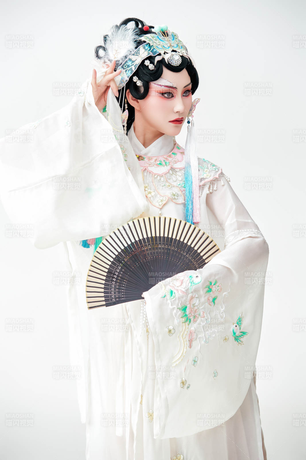 白色背景下国潮新派戏曲装扮的亚洲美女