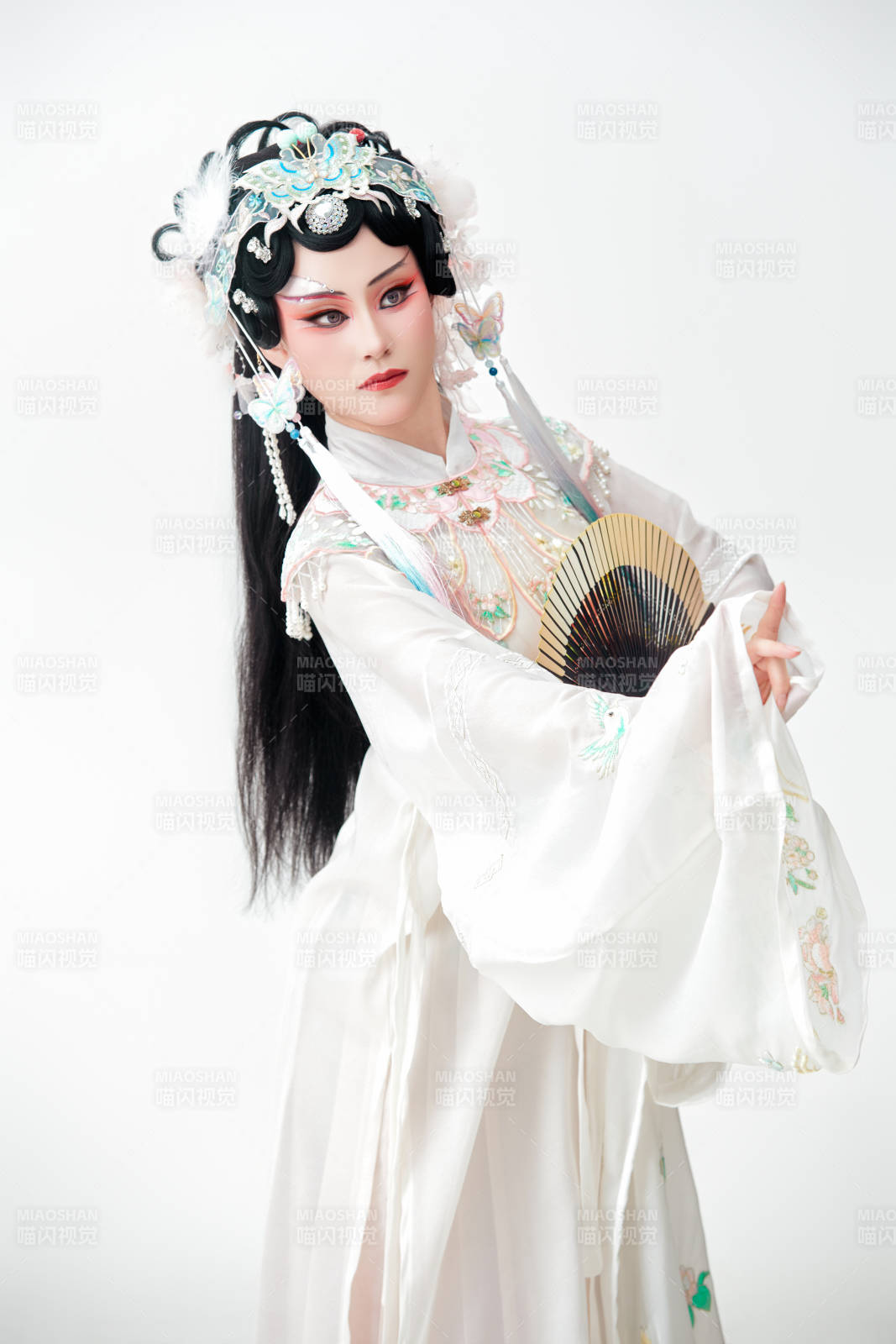 白色背景下国潮新派戏曲装扮的亚洲美女