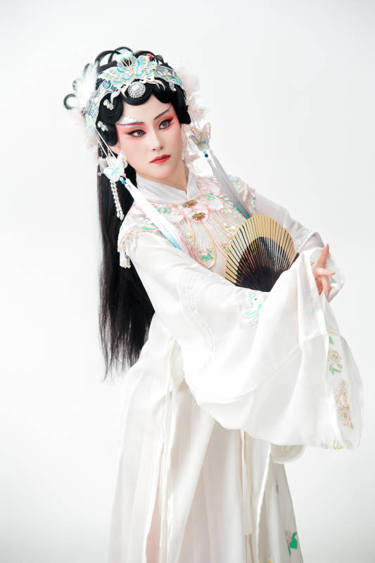 白色背景下国潮新派戏曲装扮的亚洲美女