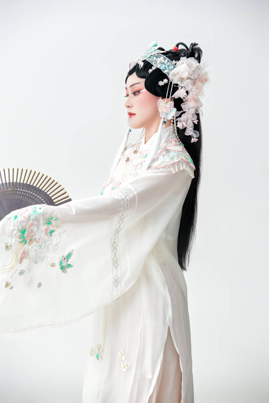 白色背景下国潮新派戏曲装扮的亚洲美女