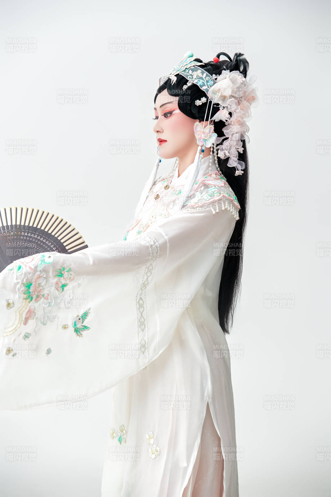 白色背景下國潮新派戲曲裝扮的亞洲美女