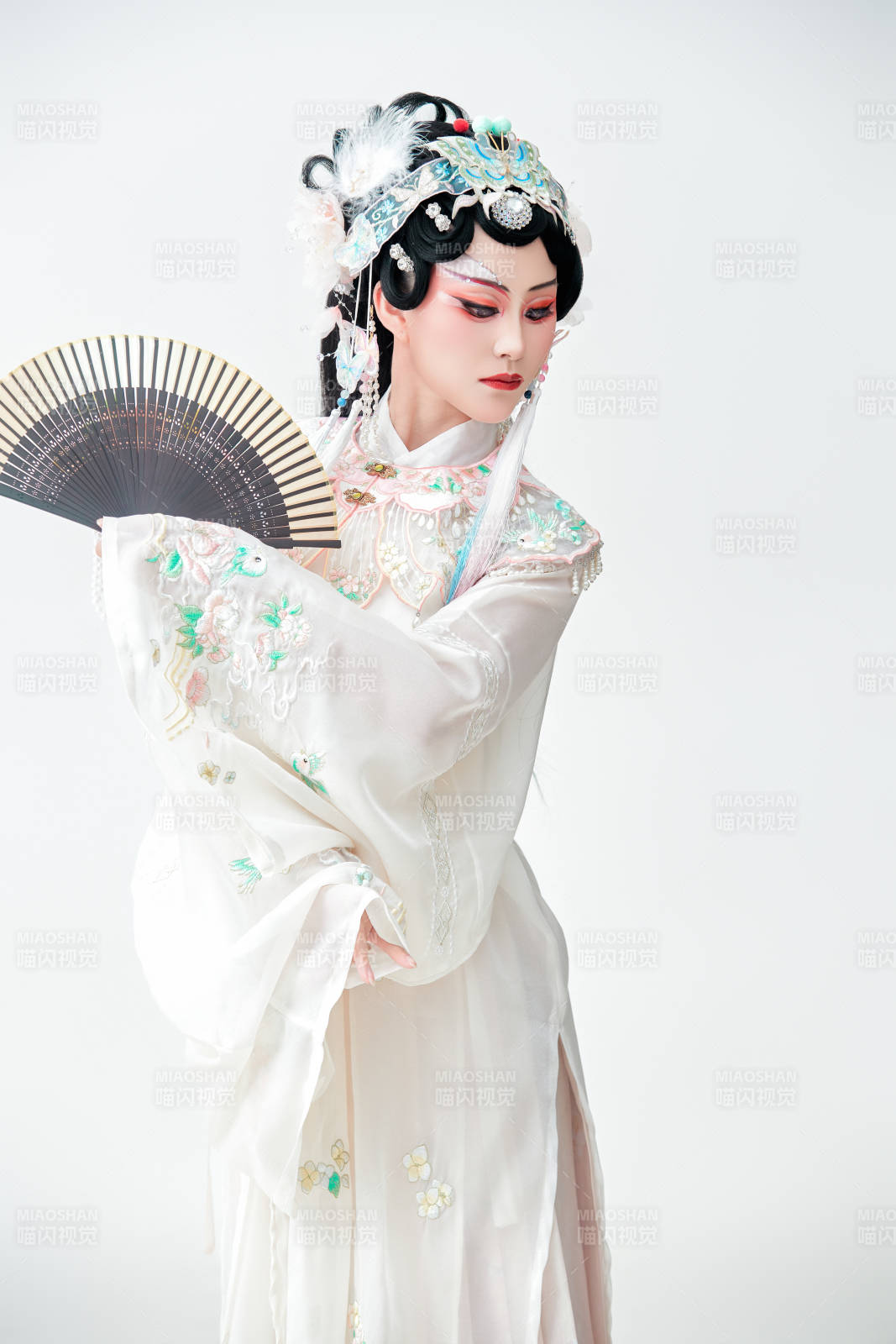 白色背景下国潮新派戏曲装扮的亚洲美女