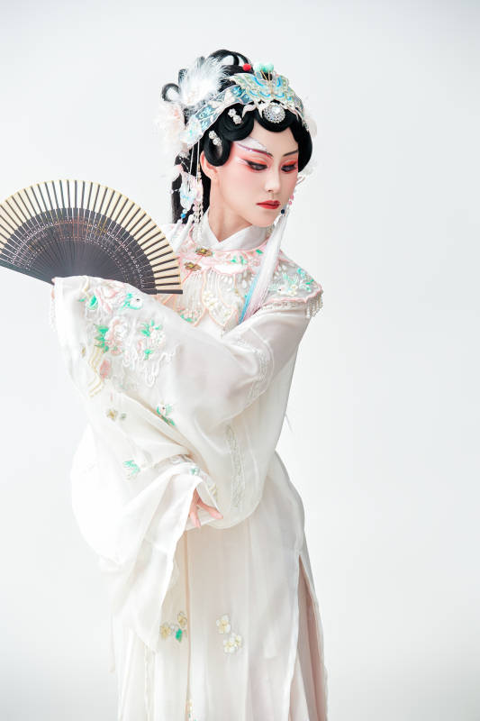 白色背景下国潮新派戏曲装扮的亚洲美女