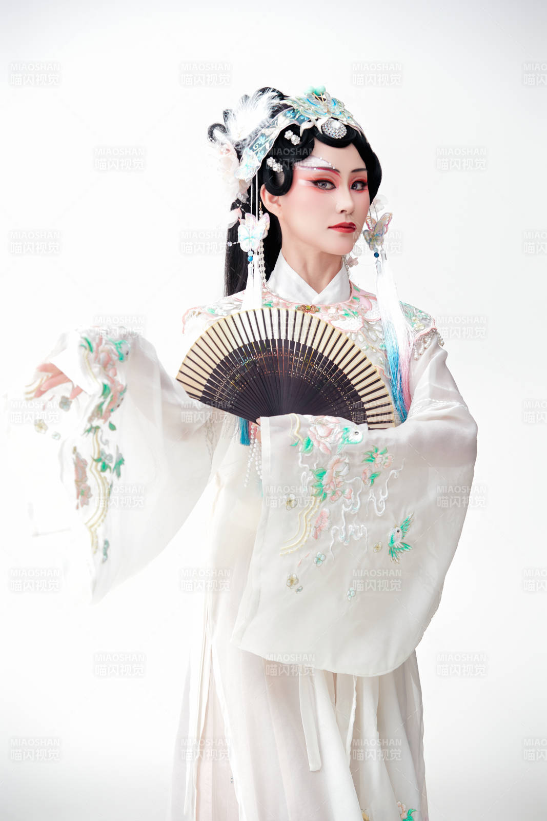 白色背景下国潮新派戏曲装扮的亚洲美女