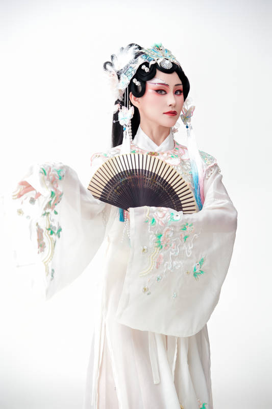 白色背景下国潮新派戏曲装扮的亚洲美女