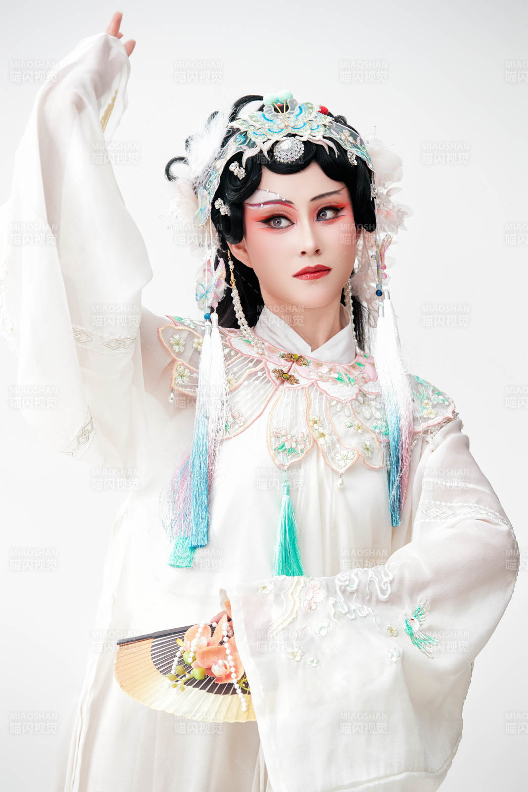 白色背景下國潮新派戲曲裝扮的亞洲美女