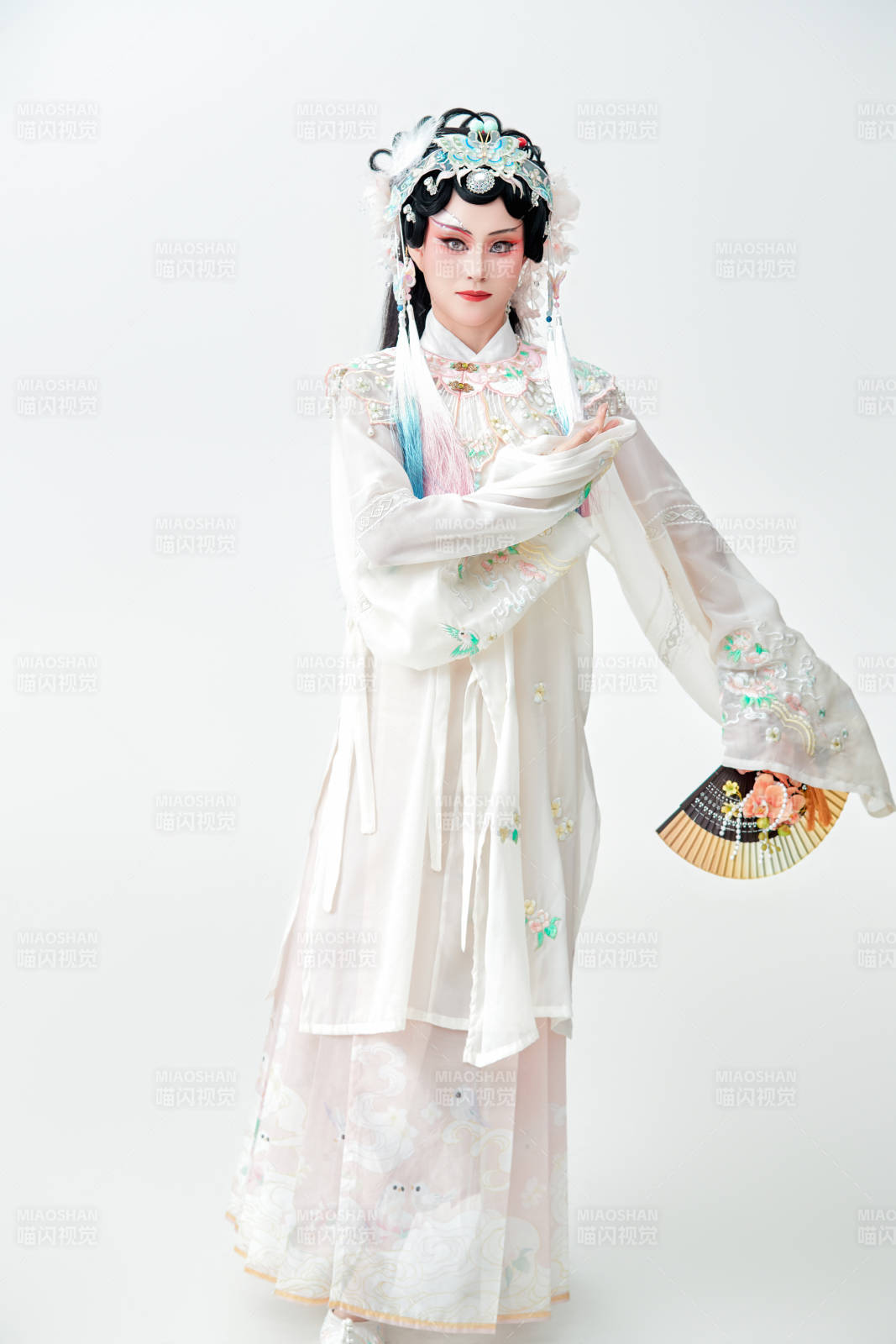 白色背景下国潮新派戏曲装扮的亚洲美女