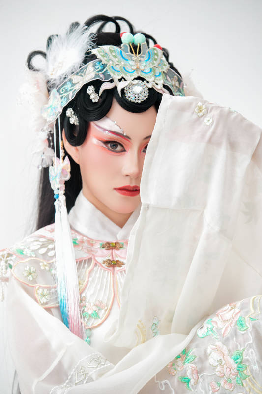 白色背景下国潮新派戏曲装扮的亚洲美女