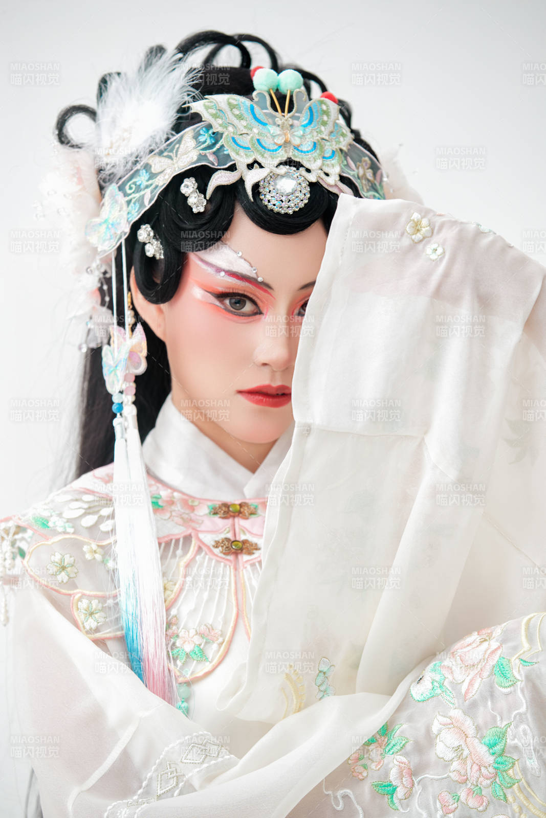 白色背景下国潮新派戏曲装扮的亚洲美女