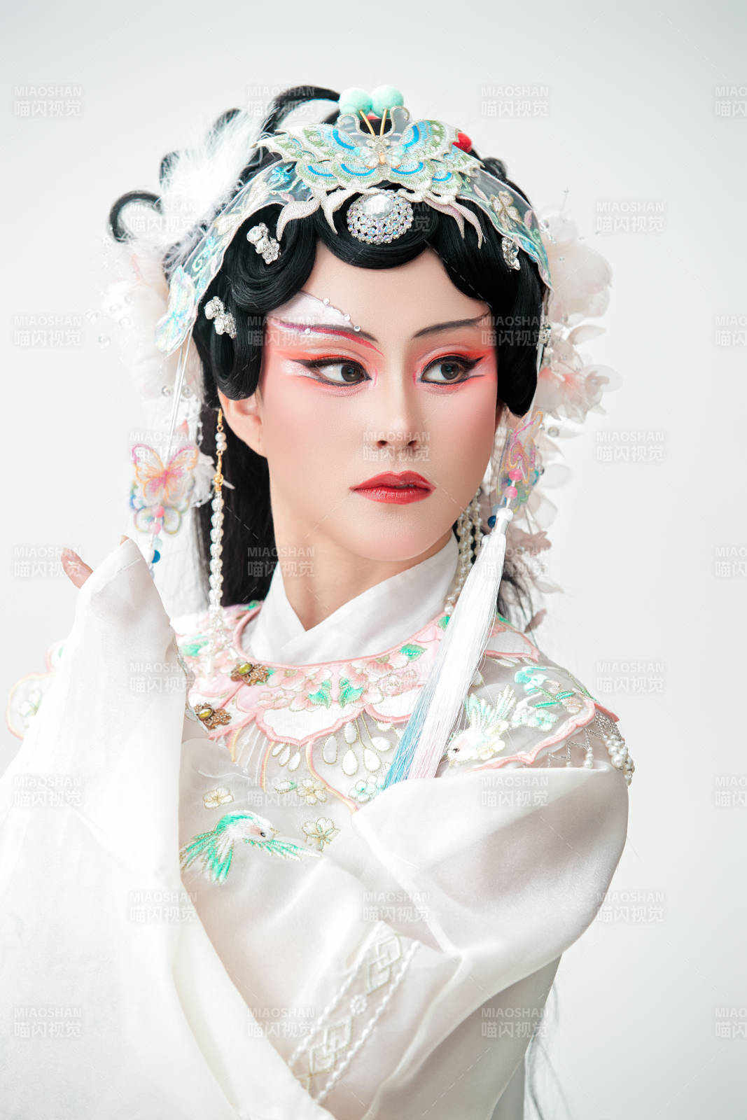 白色背景下国潮新派戏曲装扮的亚洲美女