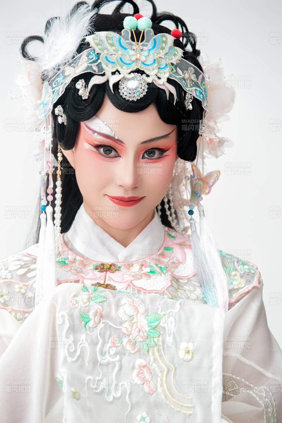 白色背景下國潮新派戲曲裝扮的亞洲美女