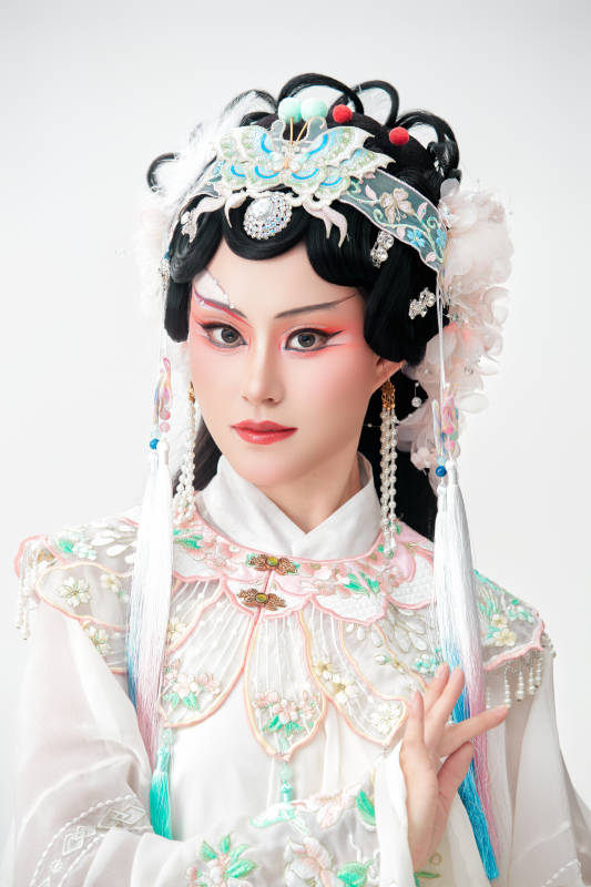 白色背景下国潮新派戏曲装扮的亚洲美女