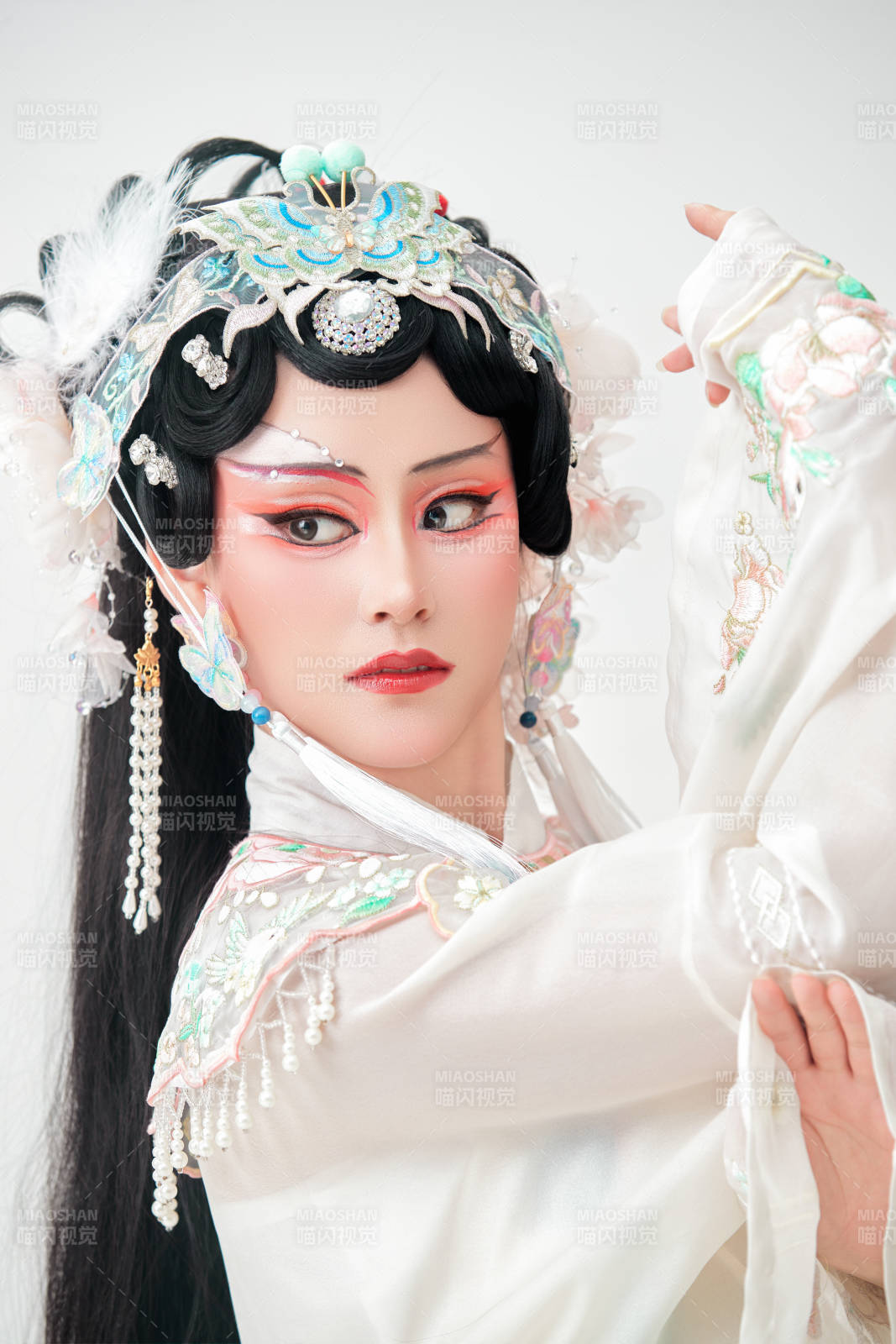 白色背景下国潮新派戏曲装扮的亚洲美女