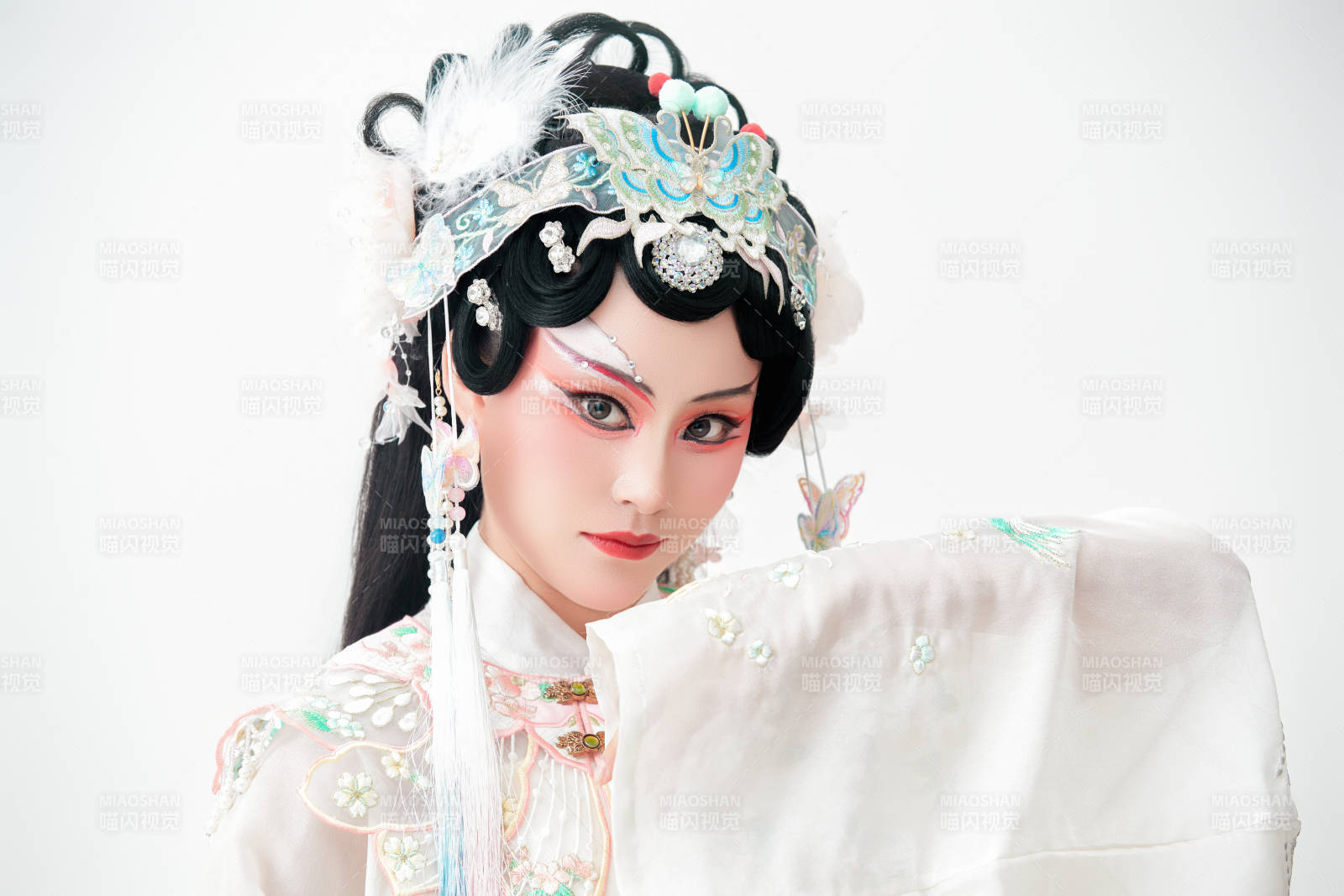 白色背景下国潮新派戏曲装扮的亚洲美女