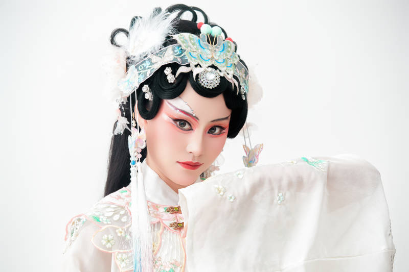 白色背景下国潮新派戏曲装扮的亚洲美女