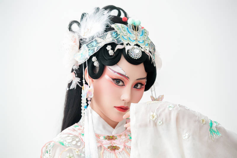 白色背景下国潮新派戏曲装扮的亚洲美女