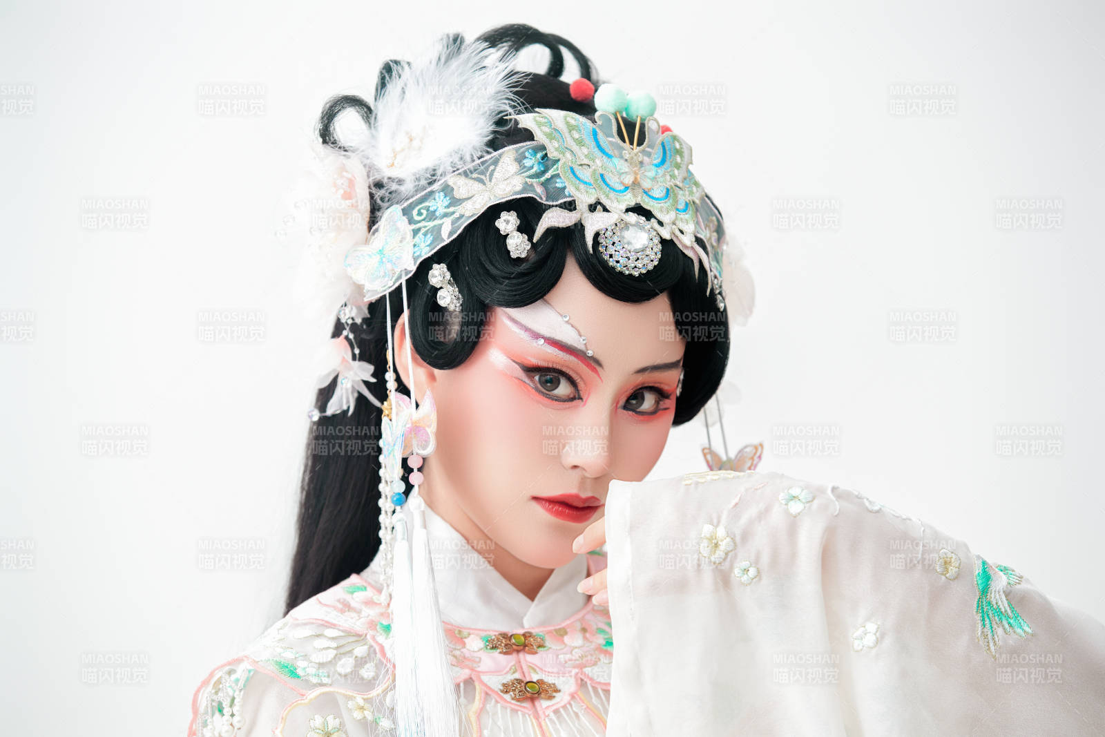 白色背景下国潮新派戏曲装扮的亚洲美女