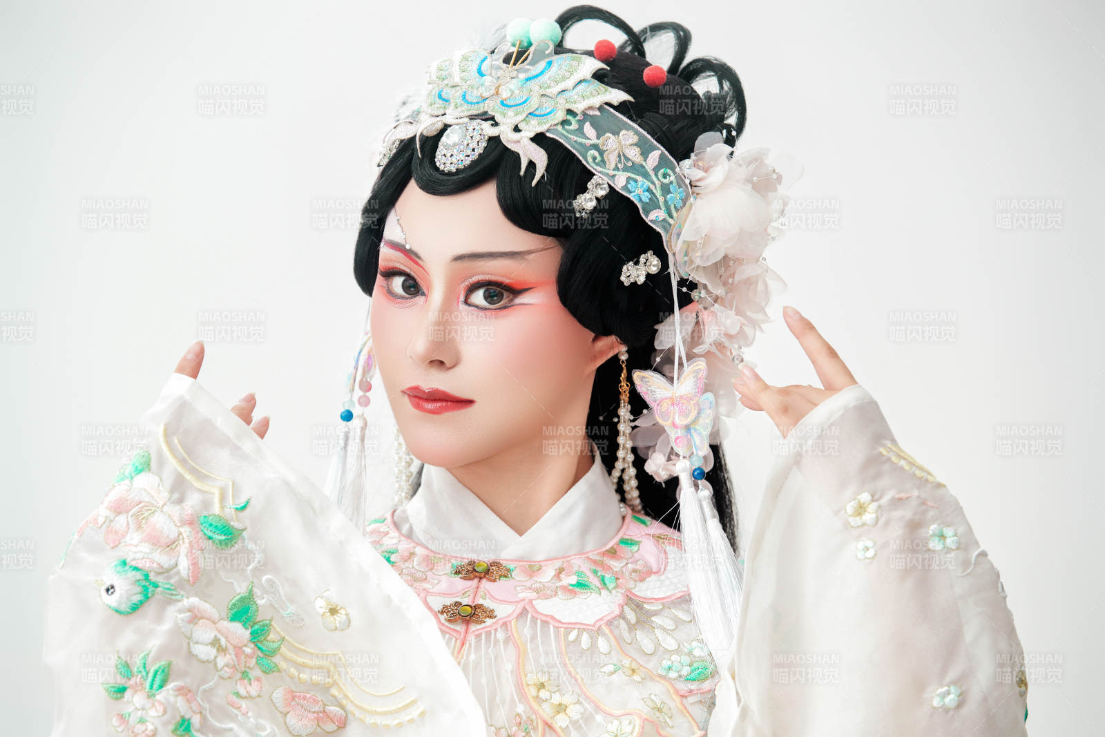 白色背景下國潮新派戲曲裝扮的亞洲美女