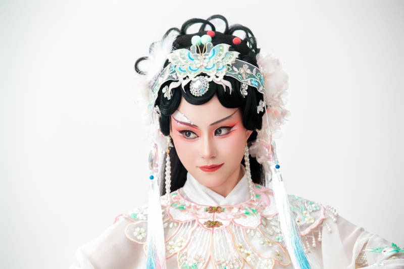 白色背景下国潮新派戏曲装扮的亚洲美女