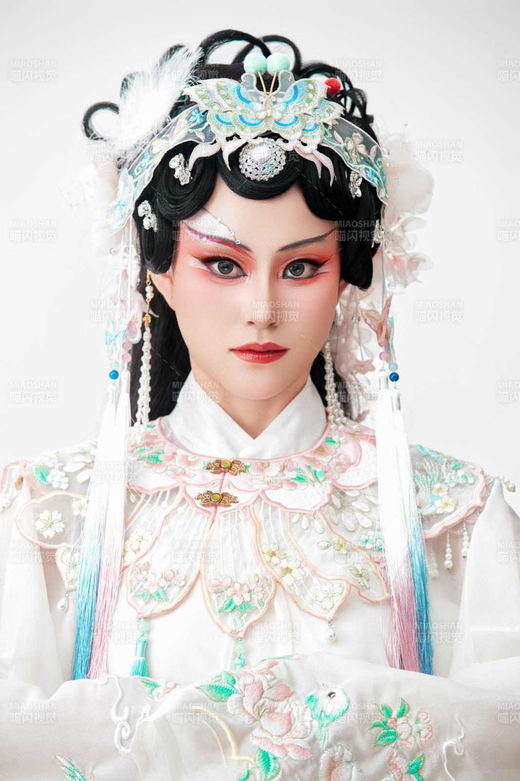 白色背景下国潮新派戏曲装扮的亚洲美女