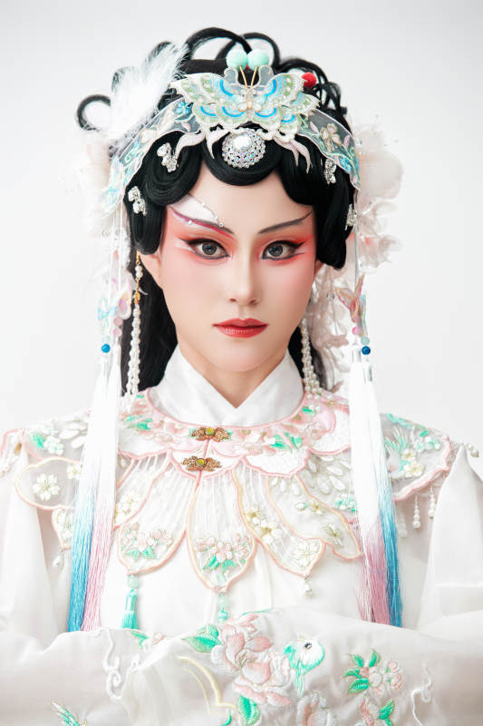 白色背景下国潮新派戏曲装扮的亚洲美女