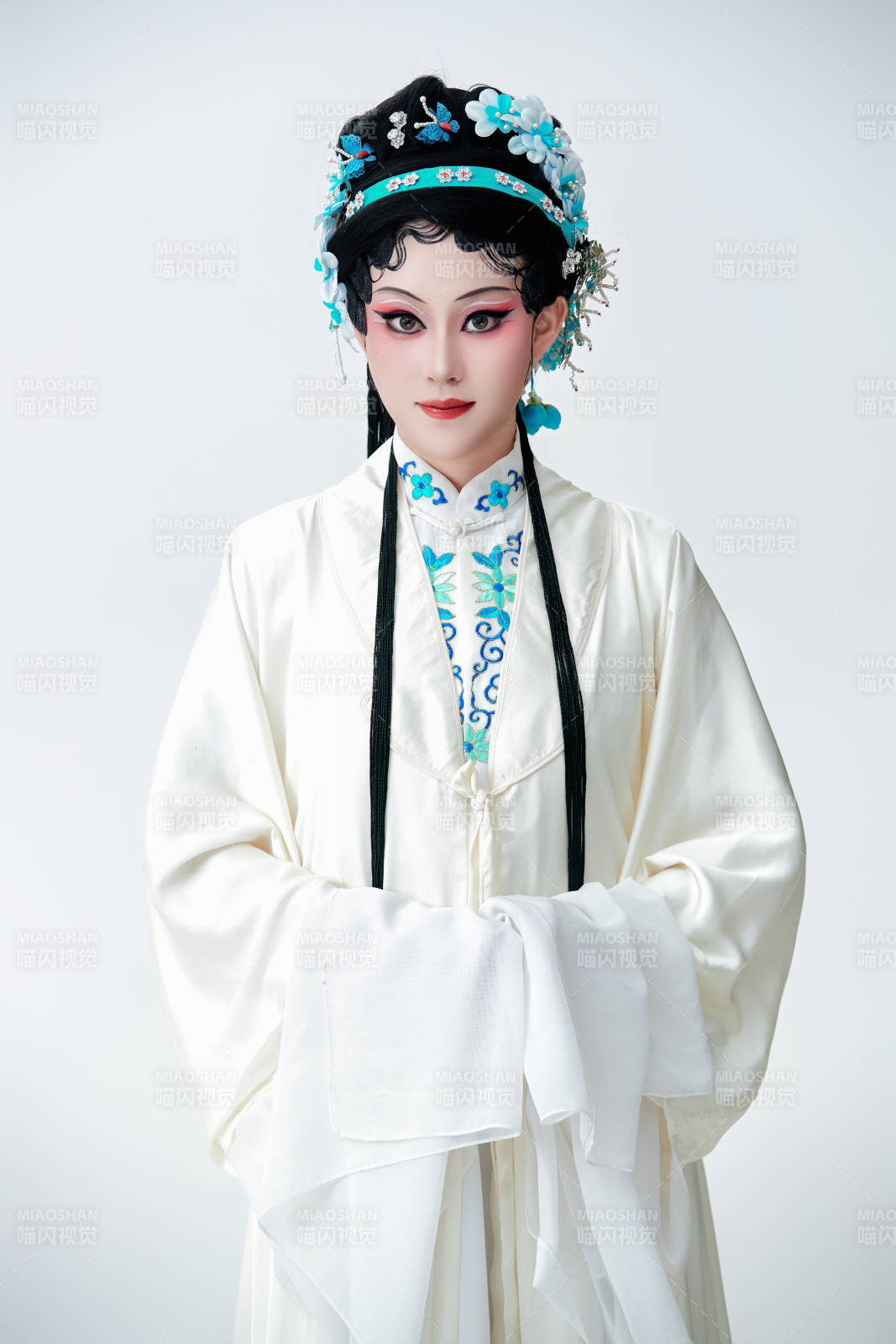 白色背景下傳統(tǒng)戲曲越劇裝扮的亞洲美女